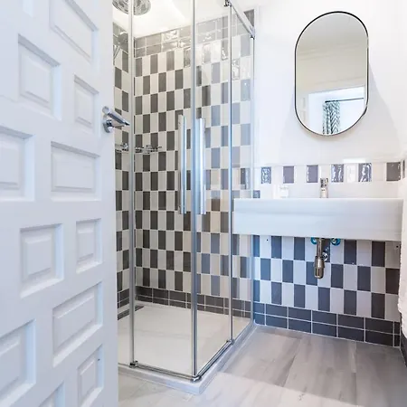 Adriano 16 * Севилья